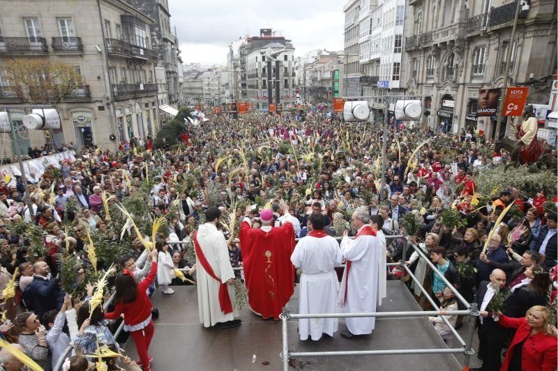 "La Borriquita" congrega a niños, abuelos y padres en Vigo. // R. Grobas | E. Villanueva