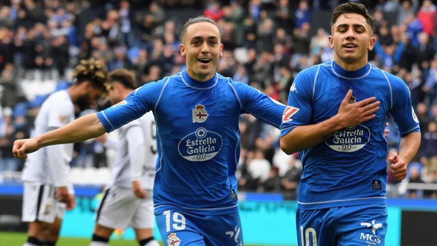Luismi y Yeremay celebran el gol a balón parado contra el Ceuta en Riazor.