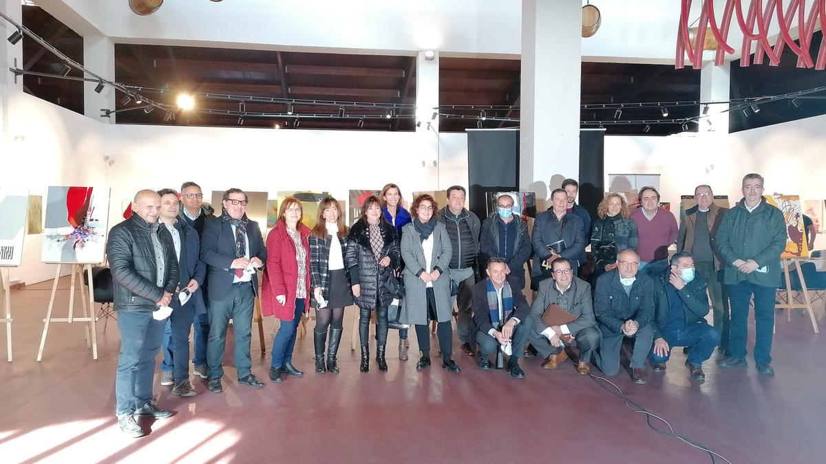 Los miembros de la Fundación posan en una foto de familia antes de iniciar la reunión ordinaria