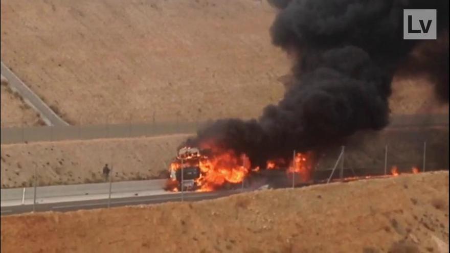 Incendio de un camión en la autovía de la Font de la Figuera