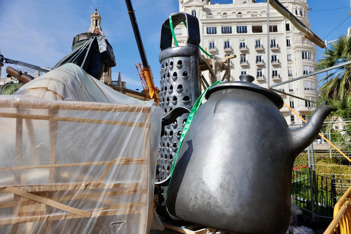 El corazón de las Fallas se levanta: avanza el montaje de la falla municipal de València El corazón de las Fallas se levanta: avanza el montaje de la falla municipal de València