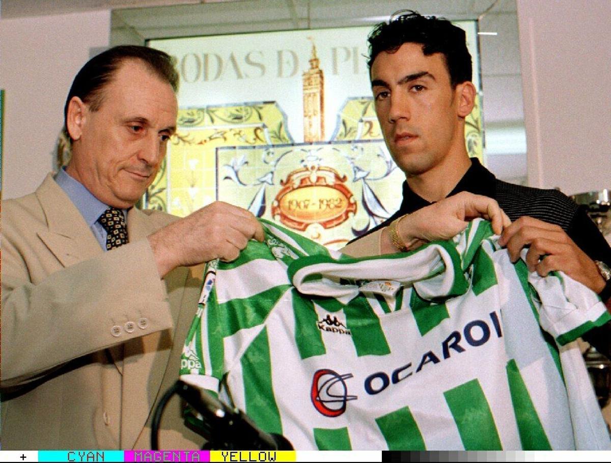 SEV.102.:DEP:24/07/97:SEVILLA,ESP &amp;gt;-EL PRESIDENTE DEL REAL BETIS, MANUEL RUIZ DE LOPERA,IZQ, Y EL JUGADOR OLIVERIO ALVAREZ " OLI ", DURANTE LA PRESENTACION DE ESTE ULTIMO COMO JUGADOR VERDIBLANCO PARA LAS  SEIS PROXIMAS TEMPORADAS. FUTBOL