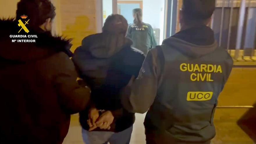 VÍDEO | Así detienen en El Cubo del Vino al hombre en busca y captura: resistencia y forcejeo