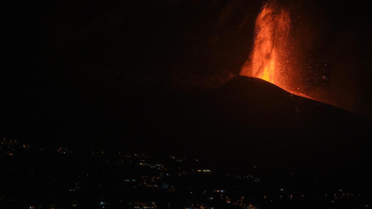 El volcán Tajogaite en plena fase eruptiva.