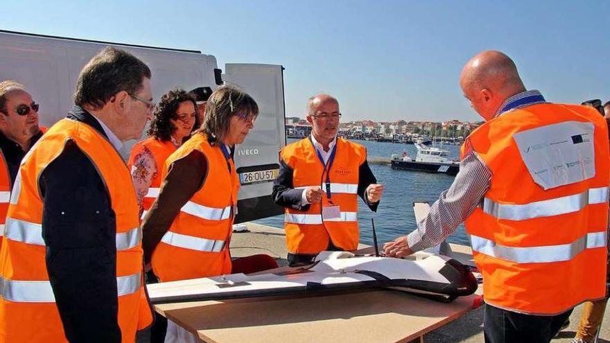 Quintana (centro) comprueba el dron aéreo usado en el simulacro de ayer en A Pobra do Caramiñal. l. o.