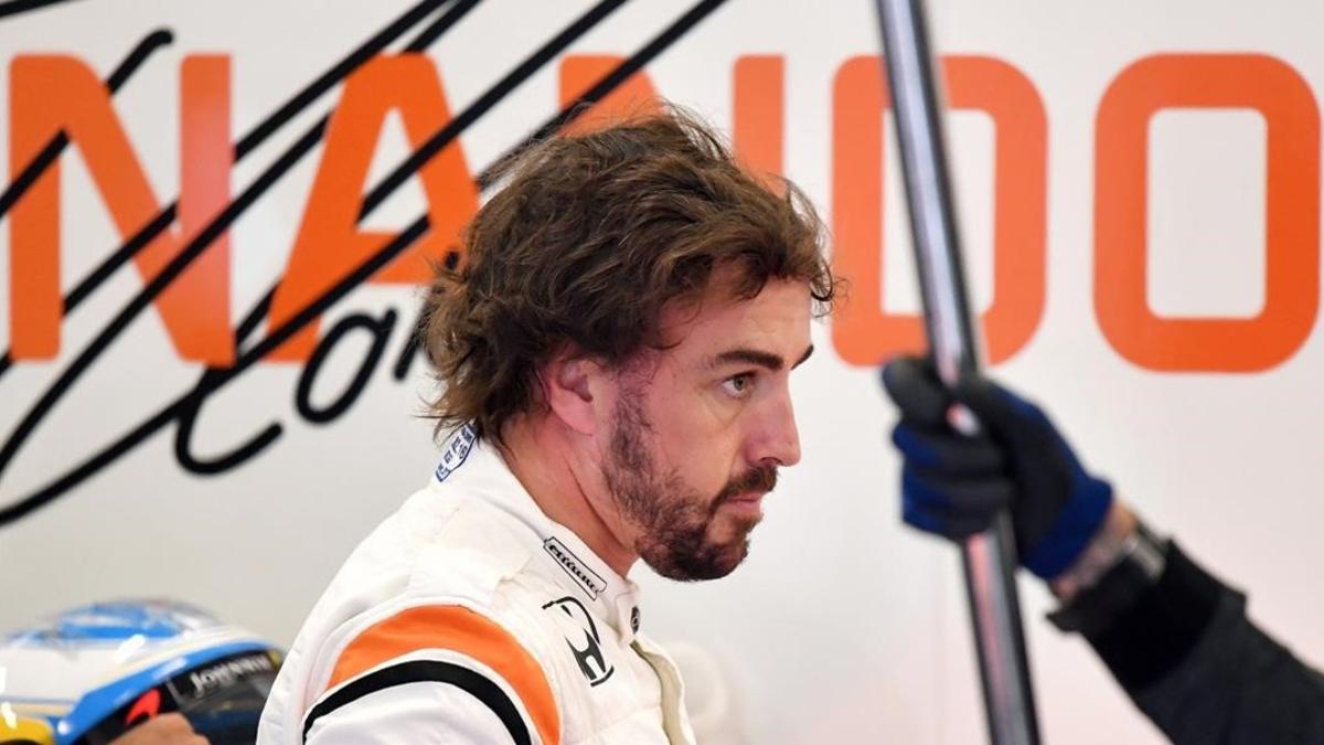 Fernando Alonso, tras una sesión de entrenamiento, este sábado en Silverstone.