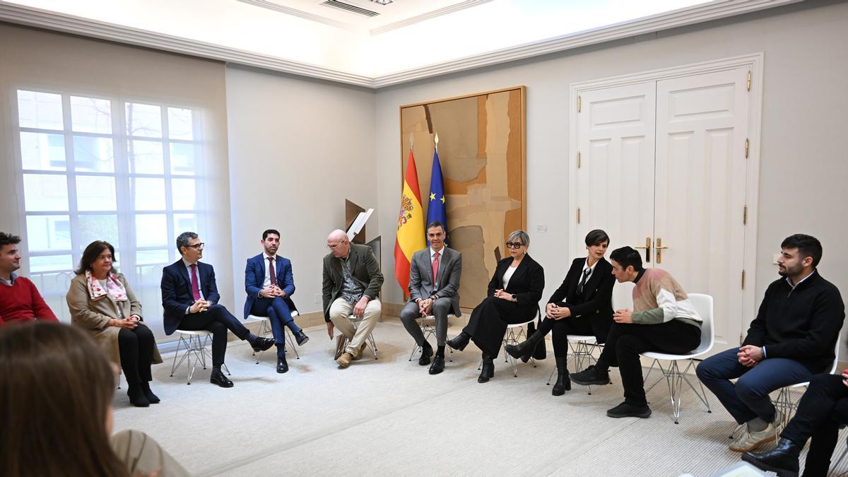 Pedro Sánchez en la reunión que mantuvo esta mañana con las víctimas de la pederastia en El Palacio de la Moncloa