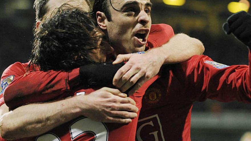 Berbatov celebra el gol de la victoria del Manchester abrazado por sus compañeros. / phil noble