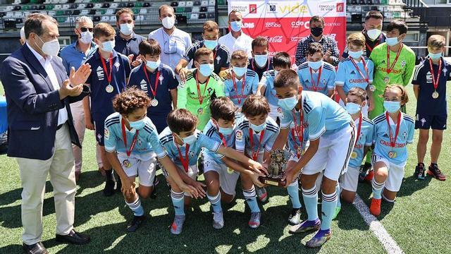 El Celta sub 12, con el trofeo de campeón.
