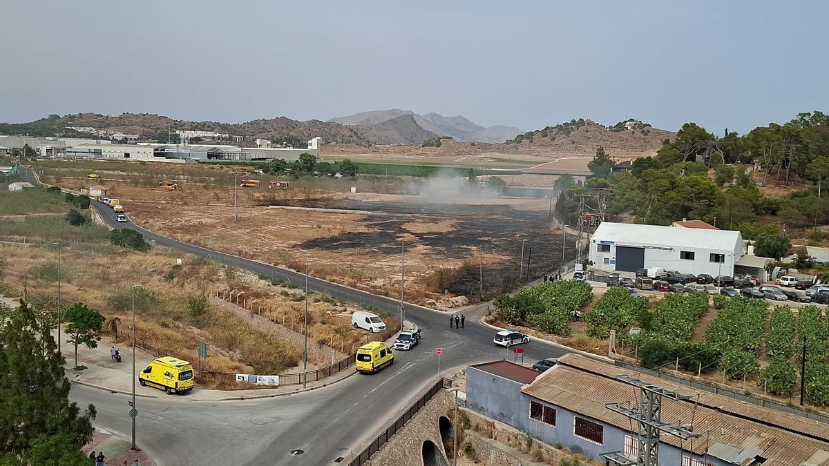 Cinco camiones de Bomberos y un helicóptero se movilizan a Cabezo de Torres por un incendio que amenaza con extenderse hasta las viviendas.