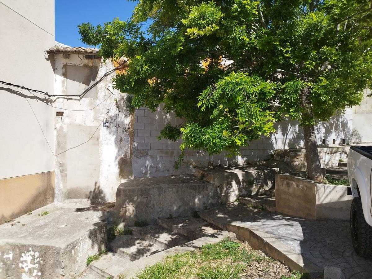 El inmueble objeto de la orden de ejecución en la calle Almas, con el acceso tapiado.