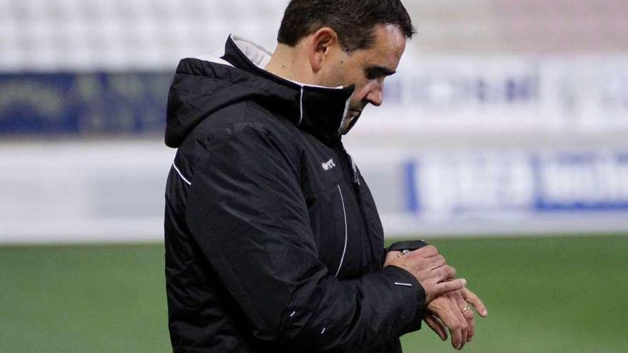 Miguel Losada mira el reloj durante un partido en el Ruta de la Plata.