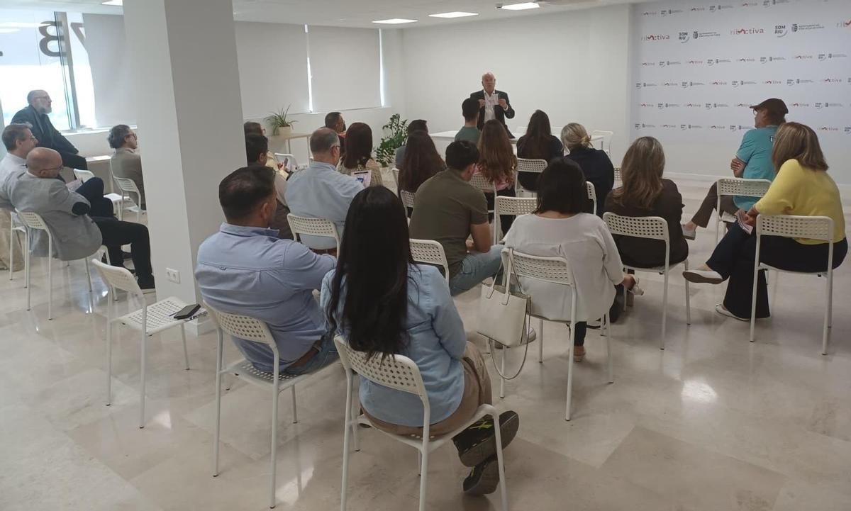 La Generalitat presenta en el polígono industrial de Riba-roja el proyecto ‘València Comparte Coche’.