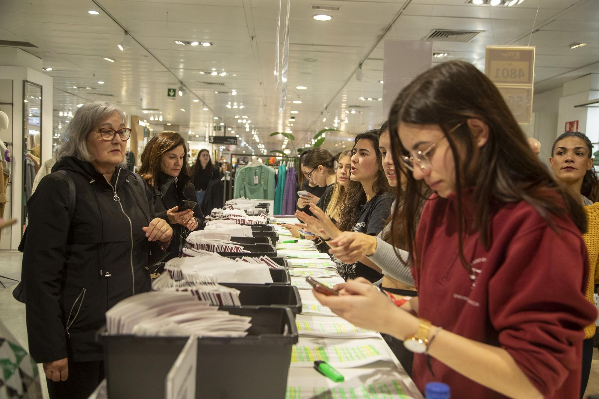 Entrega de dorsales de la Carrera de la Mujer (viernes por la tarde)