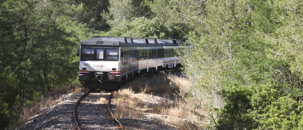 Un tren circula por el paraje de la Cova Negra en la línea ferroviara de Xàtiva a Alcoi, una de las &quot;deficitarias&quot; en la Comunitat Valenciana.
