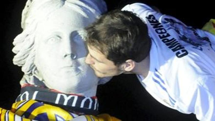 Casillas besa a la Cibeles tras ofrecer el título a la afición en Madrid.
