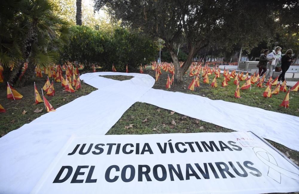 La Avenida Juan de Borbón de Murcia amanece con miles de banderas de España por las víctimas del coronavirus