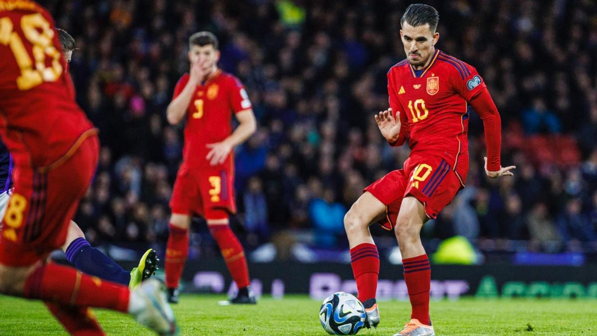 Ceballos toca un balón ante Escocia.