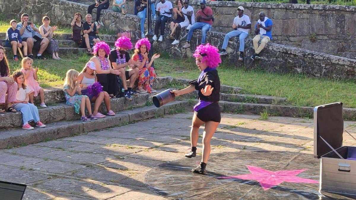 Lila Star en su actuación en el atrio de Darbo.