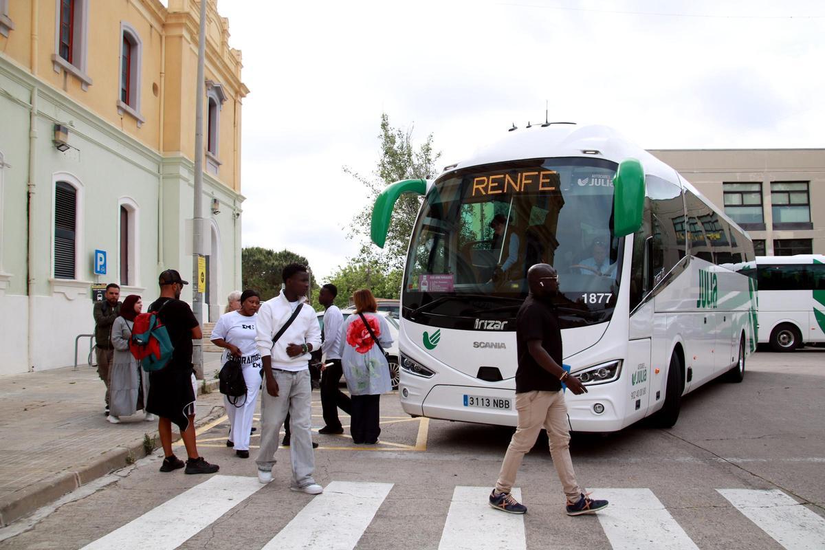 Usuarios de la R13 cogiendo el autobús del plan alternativo de transporte en Valls.