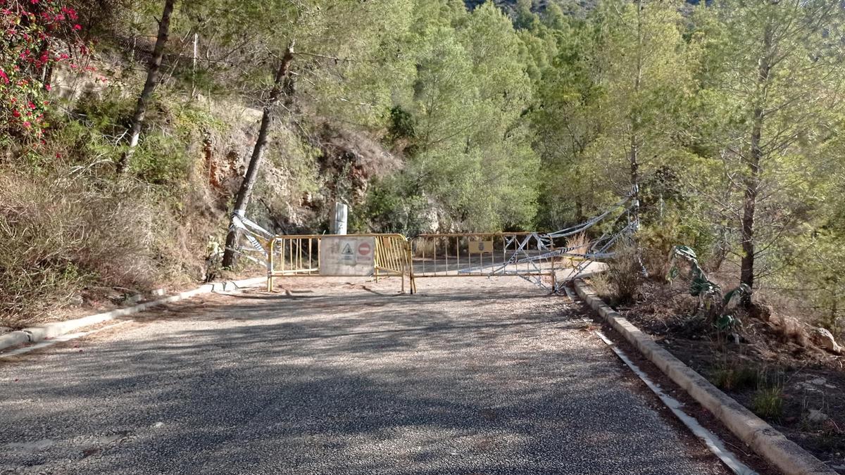 Acceso vallado a la urbanización tras la caída de algunas piedras en 2021.