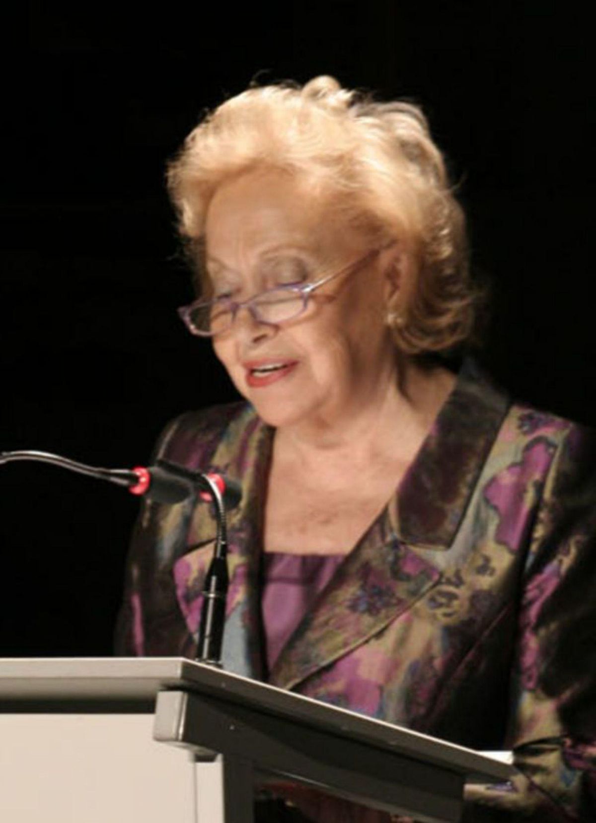 María Jesús Valdés lee poemas en Luanco. | Mara Villamuza