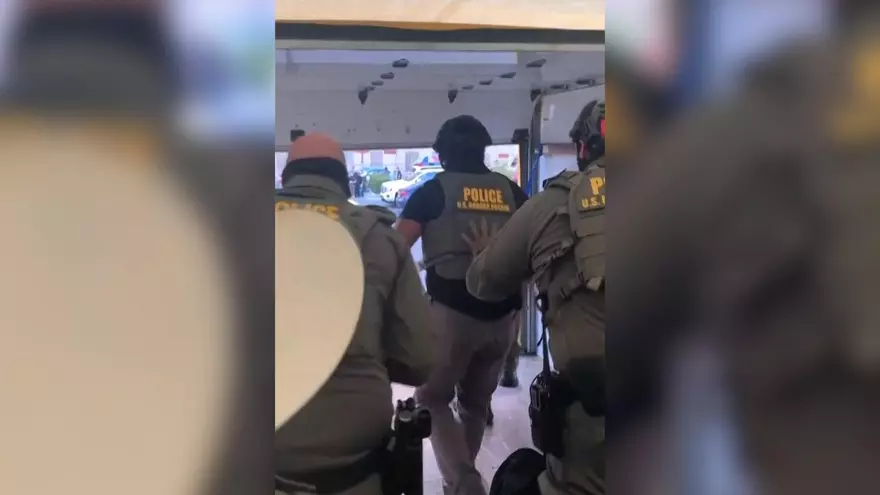 “Operación Caballo de Troya”: agentes federales saltan de un camión durante una redada migratoria en Los Ángeles