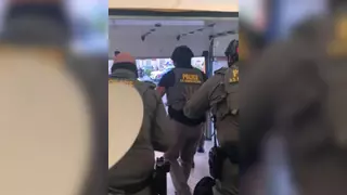 “Operación Caballo de Troya”: agentes federales saltan de un camión durante una redada migratoria en Los Ángeles