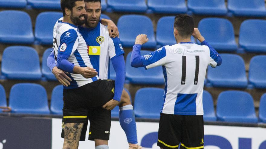 Benja, Carlos y Alfaro celebran uno de los goles ante el Sabadell.