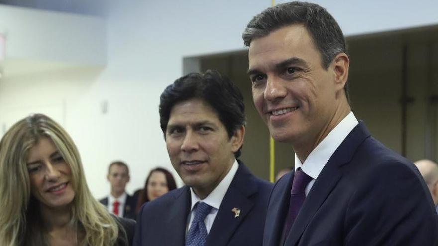 Pedro Sánchez, junto al senador de EEUU Emeriti Kevin de León.