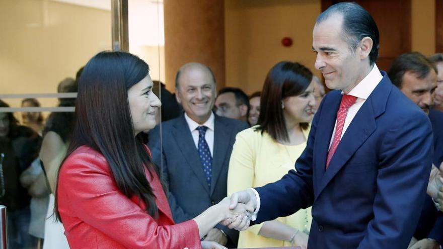 La consellera Carmen Montón y su predecesor, Manuel Llombart, hoy al frente del IVO.