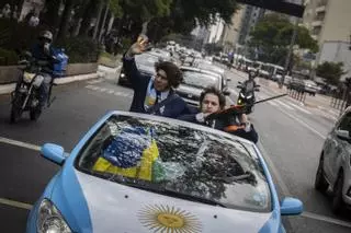 Candidato brasileño causa revuelo al presentarse disfrazado como Javier Milei