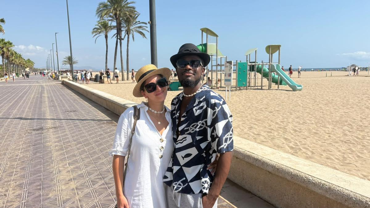 Flo y Mars, turistas de París que han venido a València a disfrutar del eclipse.