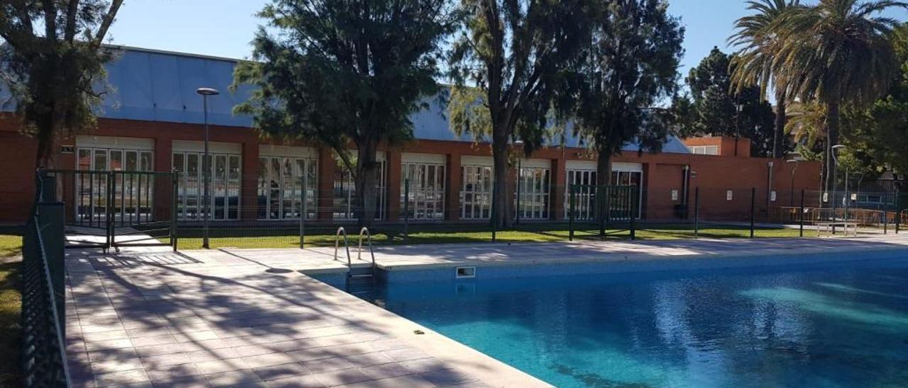 La piscina descubierta que quedará unida a la climatizada por un edificio central.