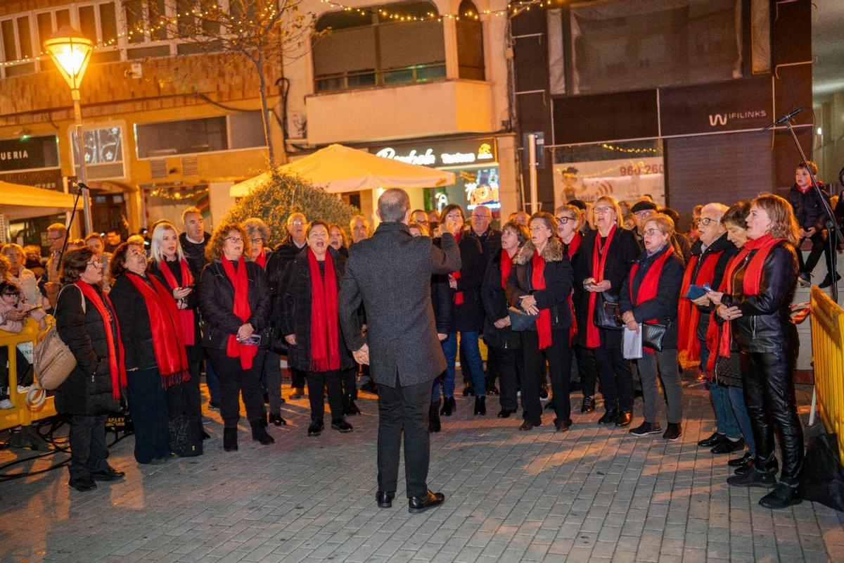 Una actuació nadalenca a la plaça Major