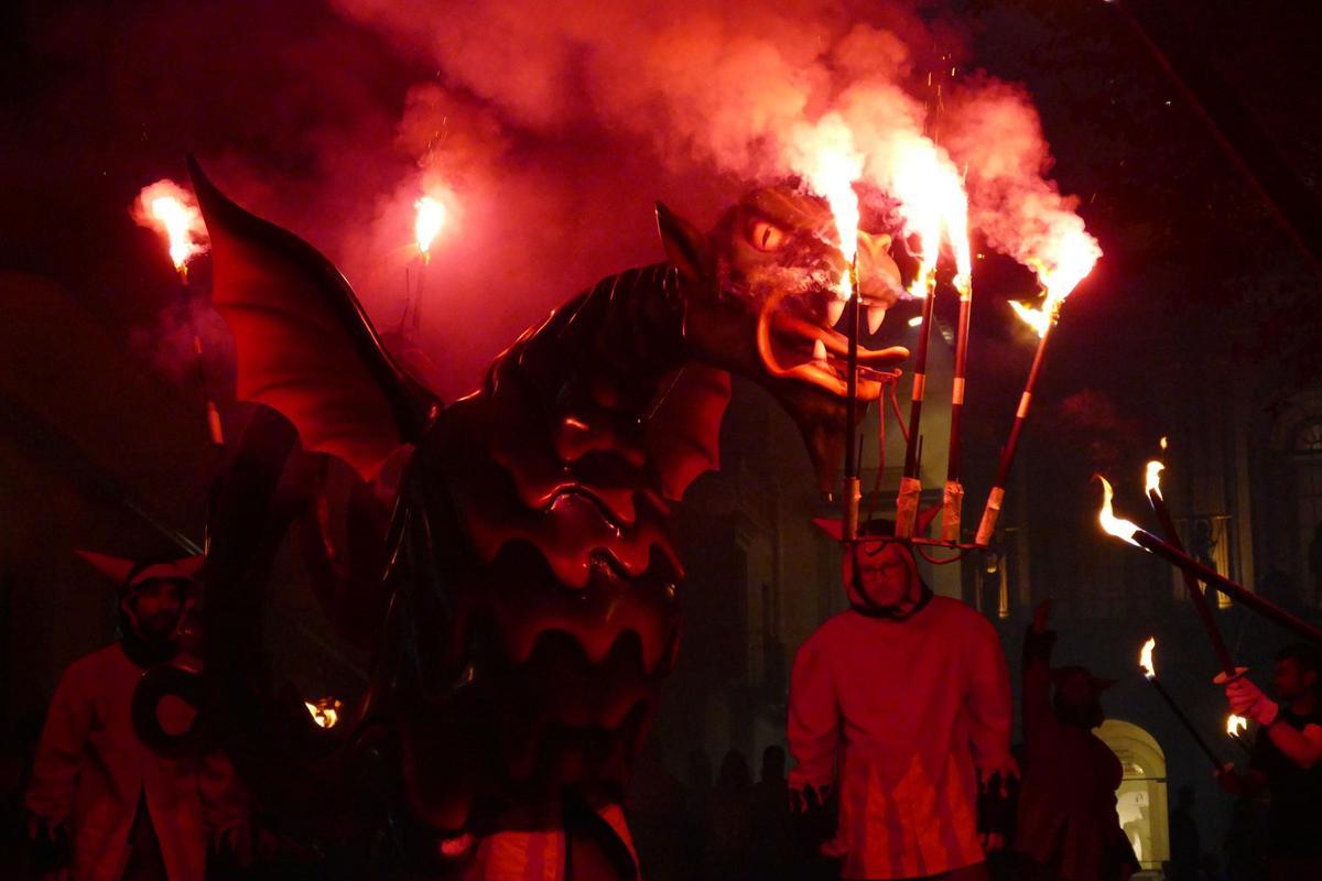 EN IMATGES | L'Encesa del Drac atrau desenes de persones per celebrar la revetlla de Sant Pere a Figueres