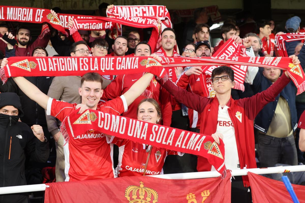 Seguidores del Real Murcia en las gradas del estadio Cartagonova en el derbi ante el Cartagena