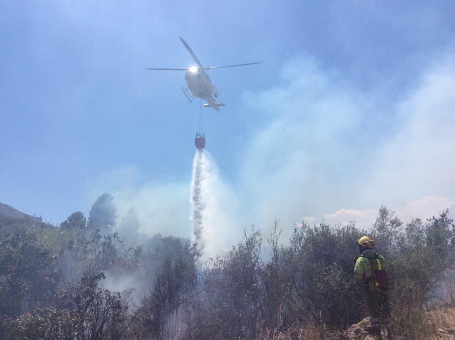 Un incendio forestal en Parcent obliga a desalojar una decena de viviendas