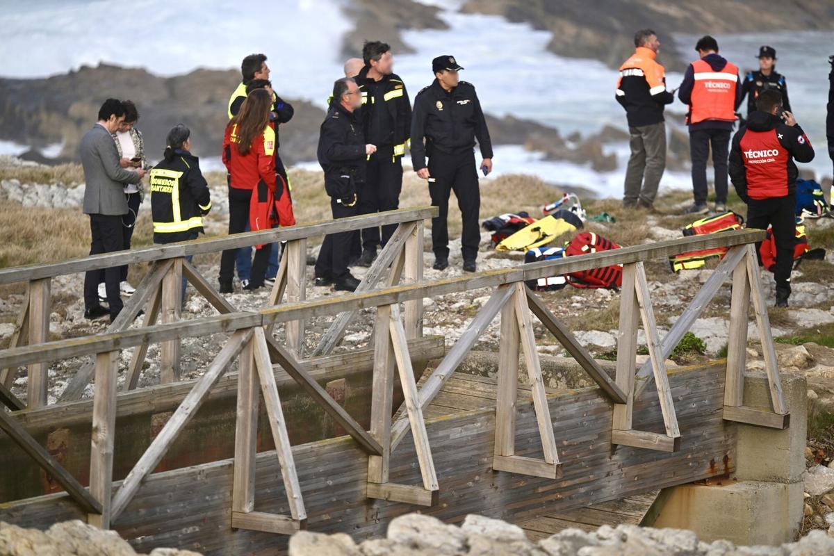 Servicios de emergencias trabajan en el lugar de los hechos.