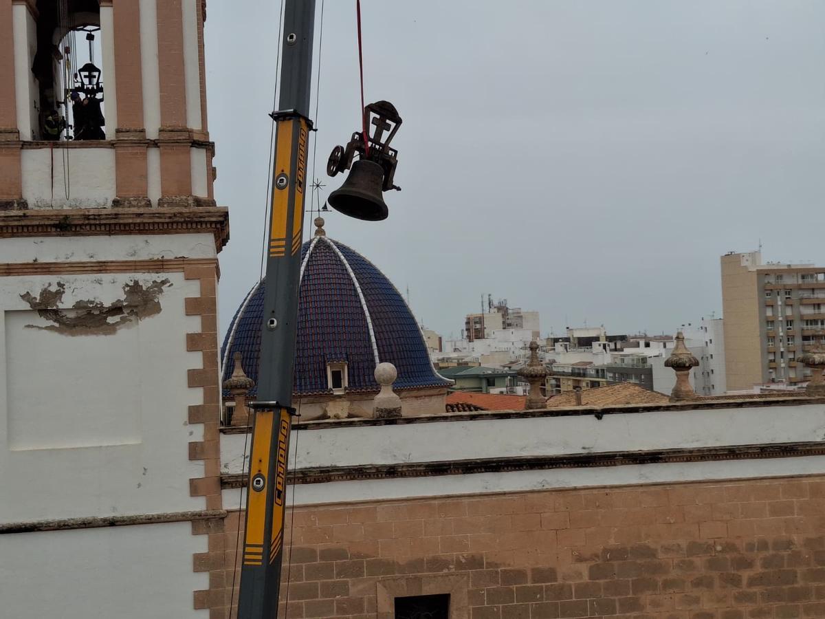 Las imágenes de un día histórico en Dénia: las campanas bajan del cielo