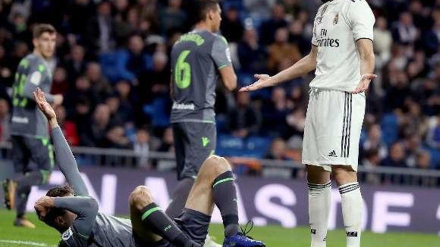 Llorente se queja de un golpe de Benzema. // Kiko Huesca