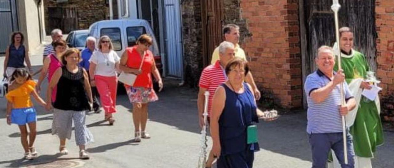 A la izquierda, el sacerdote Pedro Faúndez Mayo y la señora María Pérez, nueva encargada del museo. A la derecha, preparativos de la comida de hermandad. | Ch. S.