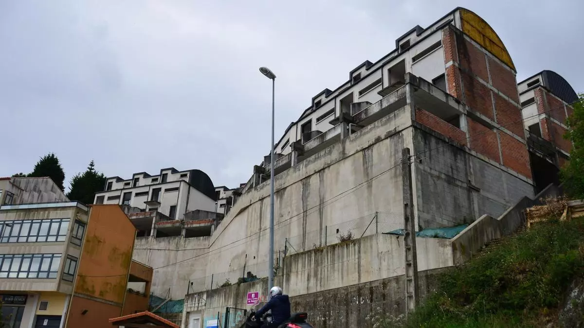 Un individuo aporrea con un martillo la puerta de un vecino