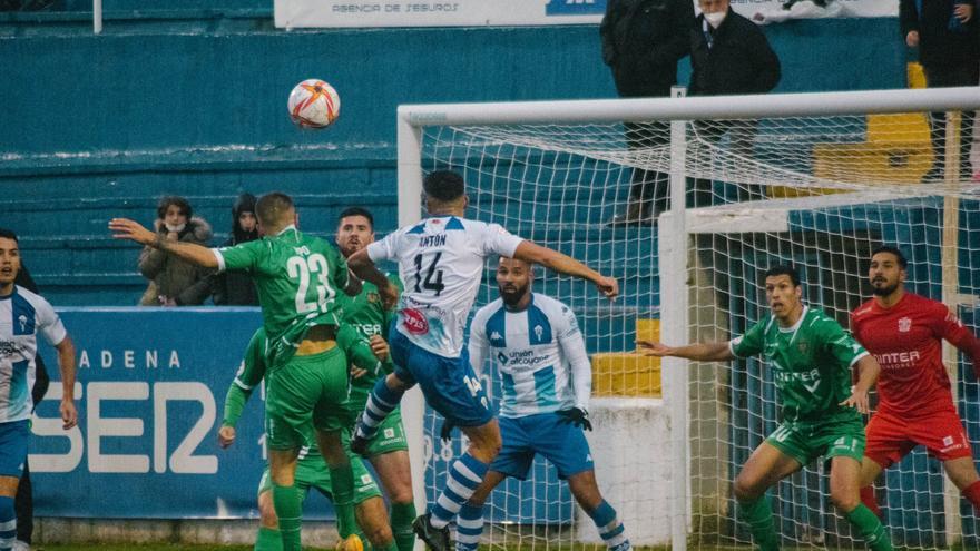 El Alcoyano negocia la salida al Castellón de Javi Antón