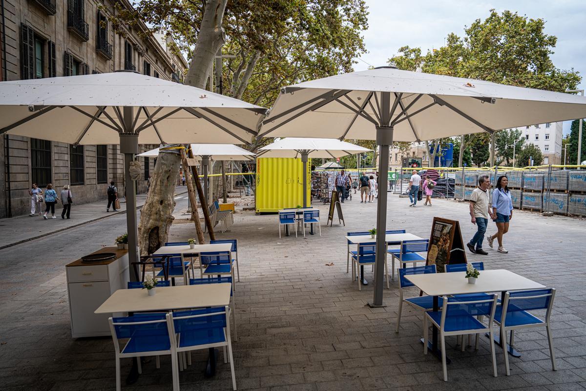La terraza del restaurante 700 Millas, la única en la Rambla que cuenta con el nuevo mobiliario unificado.