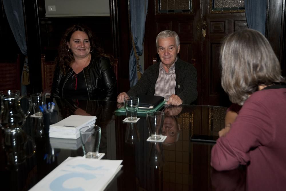 reunión entre representantes de la empresa concesionaria concesionaria del servicio de recogida de la basura con dirigentes de Faro de Monte Alto y con la concejal de Medio Ambiente, María García.