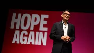 Burnham presenta su plan para el Reino Unido: más vivienda pública, control de los servicios esenciales y un vínculo duradero con la UE