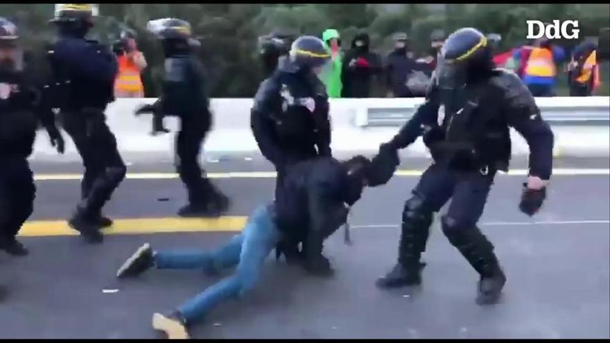 La policia francesa carrega contra els manifestants de Tsunami Democràtic a la frontera