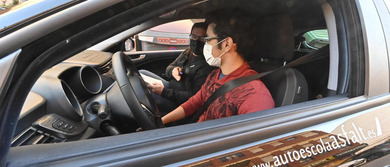 CASTELLON. AUTOESCUELAS. IMAGEN DE UNA PERSONA HACIENDO LAS PRACTICAS DE COCHE PARA SACARSE EL CARNET DE CONDUCIR