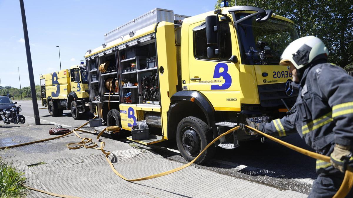 Efectivos de bomberos en la extinción de un incendio en una imagen de archivo.